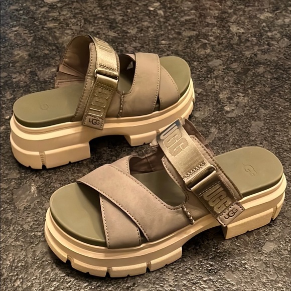 UGG Sz 8 Women's Ashton Platform Slide Sandals - Worn Once - Picture 1 of 9